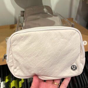 Lululemon Everywhere Belt Bag 1L Wordmark White Opal / Raw Linen / White